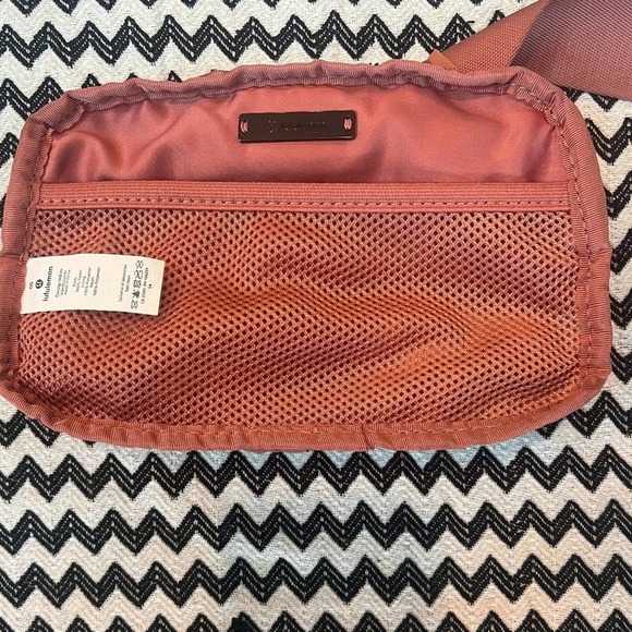 OG Copper Clay lululemon Everywhere Belt Bag - Picture 9 of 13